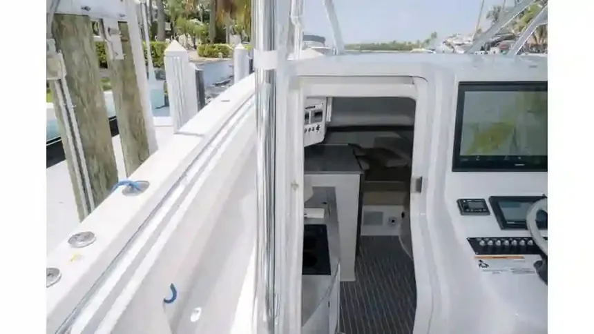 Contender 44FA cabin